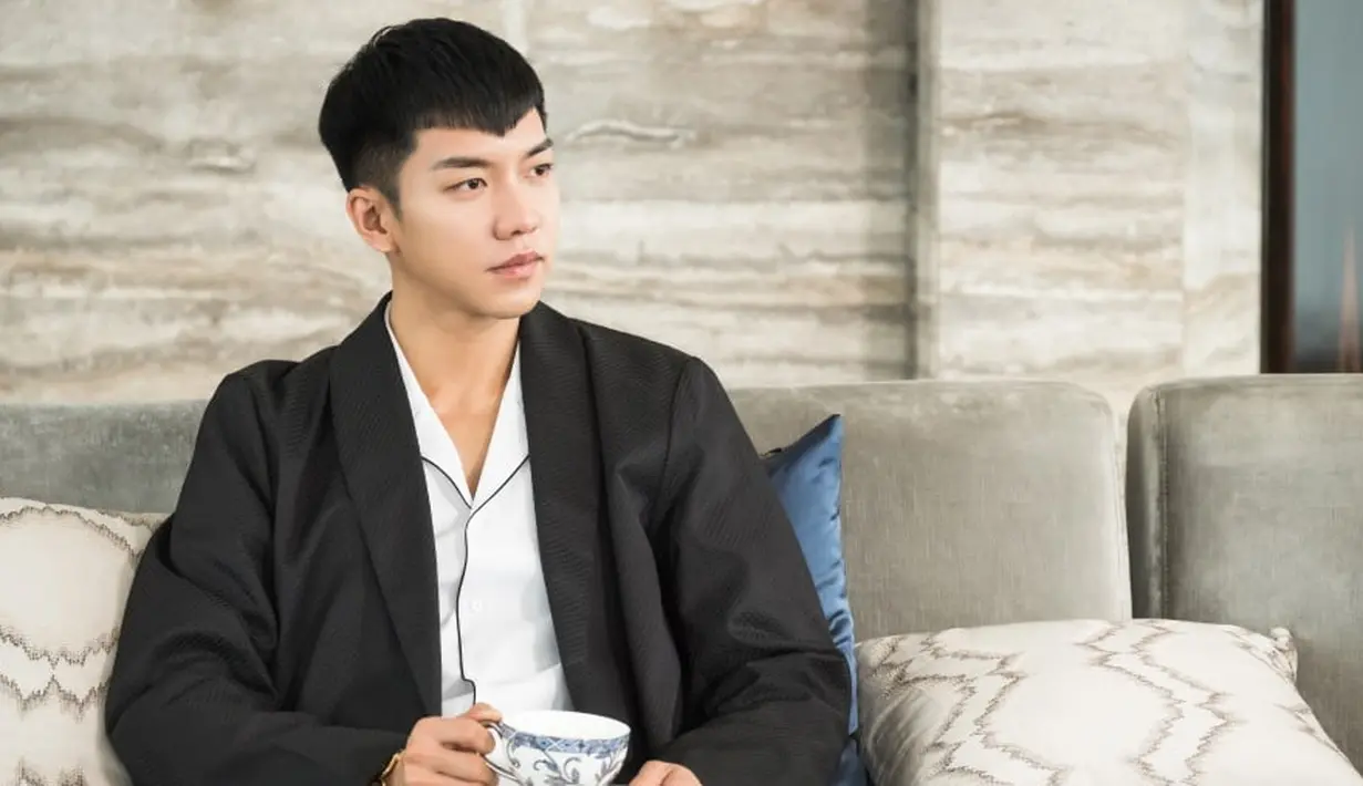 Sebagai seorang idola, Lee Seung Gi pasti mempunyai jadwal yang padat. Mulai fanmeeting, visit ke radio atau stasiun televisi sampai latihan. (Foto: Soompi.com)