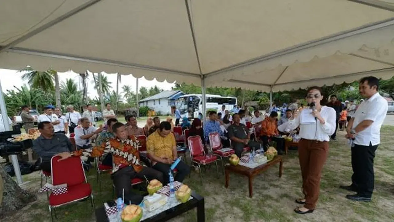 Rieke Diah Pitaloka kecewa karena pelabuhan laut di Pantai Kijing, Kalimantan Barat belum ada pembangunan apapun.