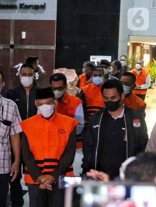 Sepuluh orang anggota DPRD Provinsi Jambi periode 2014-2019 memakai rompi oranye usai menjalani pemeriksaan di Gedung Merah Putih KPK, Jakarta, Selasa (10/1/2023). Sepuluh orang eks anggota DPRD tersebut telah ditetapkan status tersangka kasus suap pengesahan RAPBD Provinsi Jambi Tahun Anggaran 2017-2018. (Liputan6.com/Angga Yuniar)