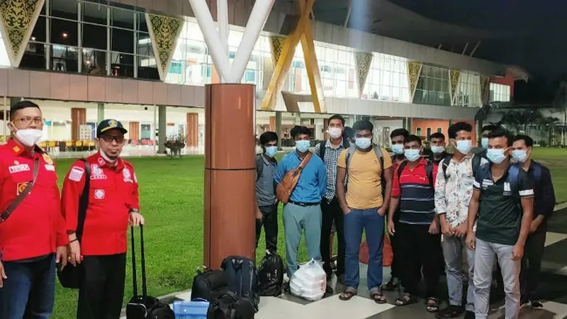 12 WNA Bangladesh yang dideportasi oleh Kantor Imigrasi Dumai dari Indonesia.
