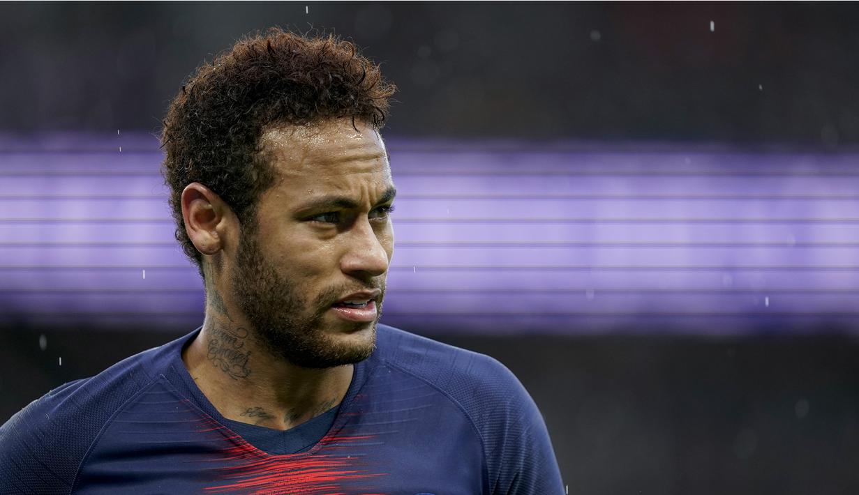 1. Neymar (PSG) - Keberadaan Kylian Mbappe membuatnya ingin kembali ke Barcelona untuk kembali bermain dengan Lionel Messi dan rekan-rekannya. (Photo by Lionel BONAVENTURE / AFP)