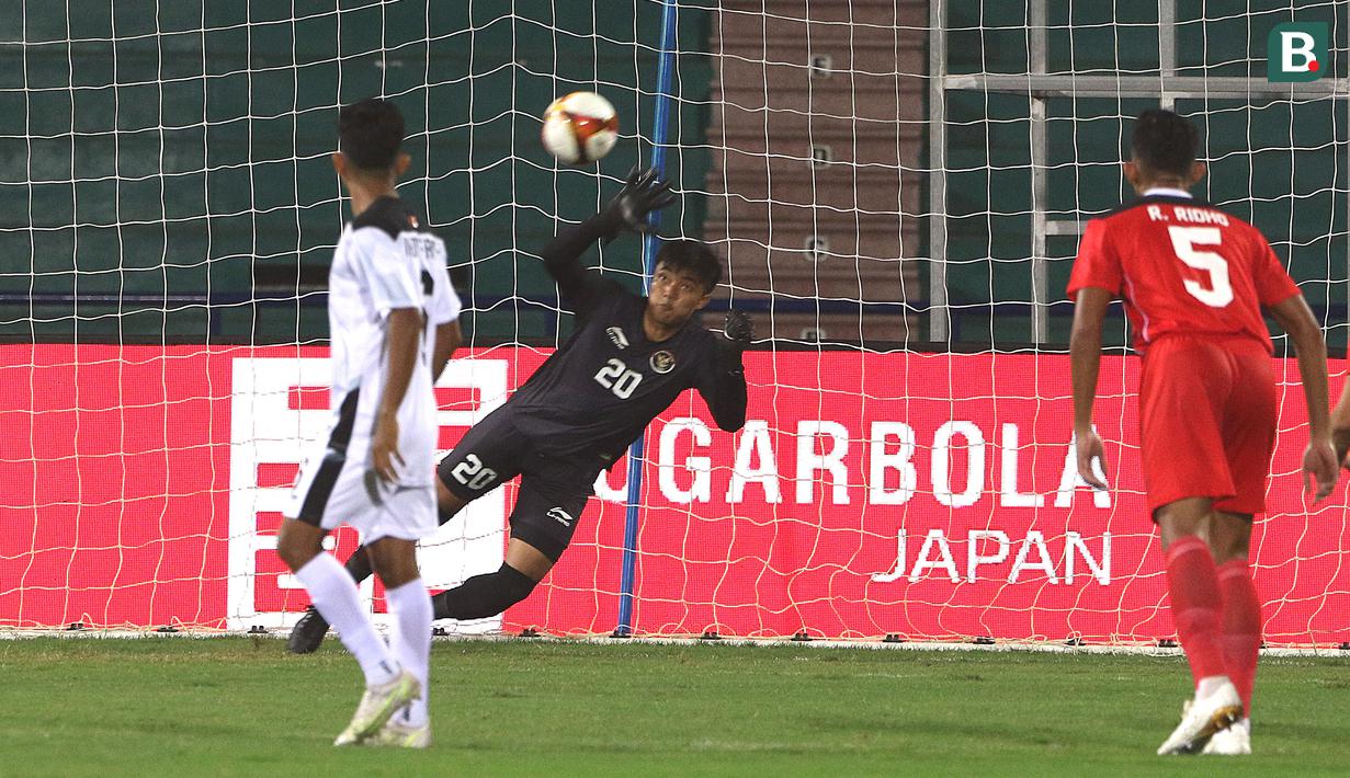 Beruntung bagi Indonesia mempunyai Ernando Ari. Tembakan keras Mouzinho dapat dibaca dengan jelas oleh kiper Persebaya Suarabaya tersebut. (Bola.com/Ikhwan Yanuar)