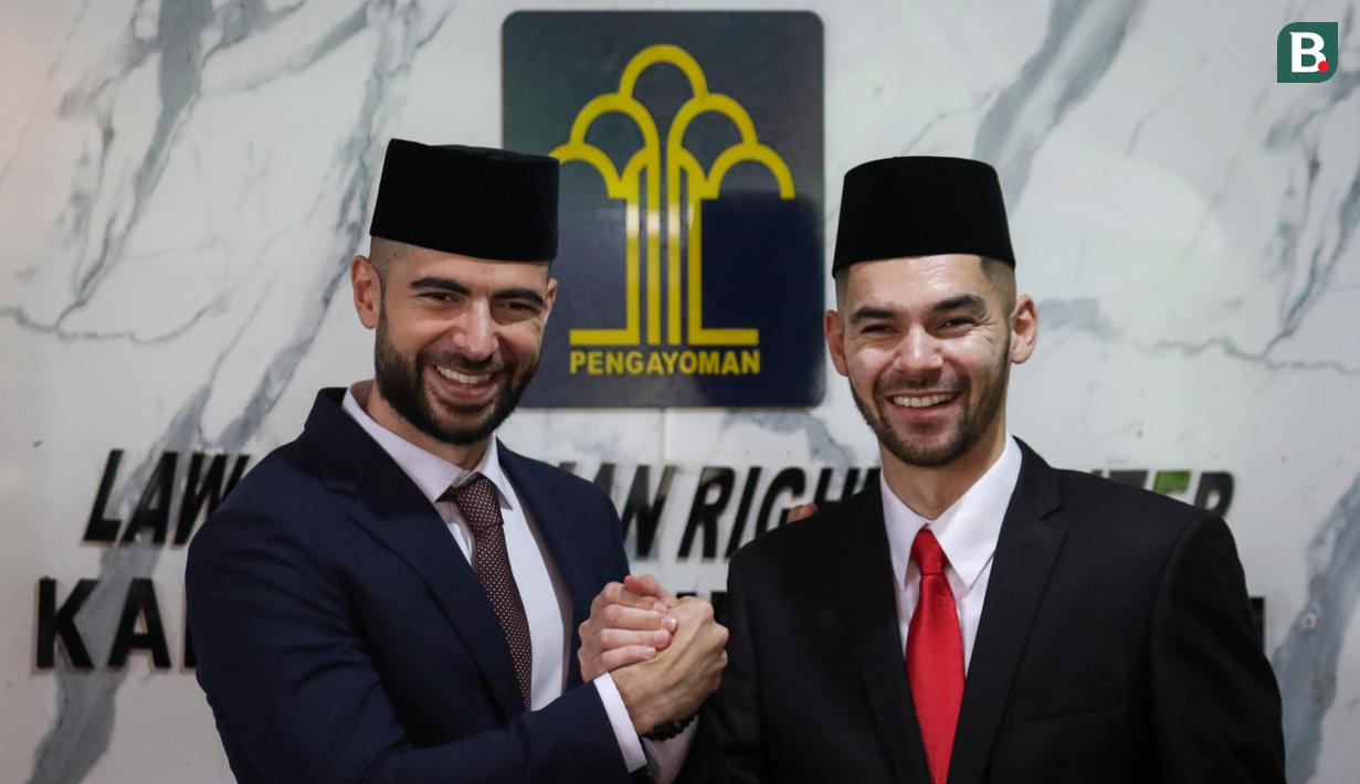 Sandy Walsh (kanan) dan Jordi Amat resmi menjadi Warga Negara Indonesia (WNI) pada Kamis (17/11/2022) usai mengambil sumpah di Kantor Wilayah Kementerian Hukum dan HAM Jakarta. (Bola.com/Bagaskara Lazuardi)