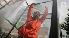 Warga masuk dalam ruang khusus semprot Desinfektan Chamber di depan Pasar Raya Blok M, Jakarta, Selasa (24/3/2020). Pamasangan ruang khusus semprot Desinfektan Chamber untuk mensterilkan full body masyarakat untuk menekan penyebaran Covid-19. (Liputan6.com/Faizal Fanani)