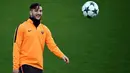 Bek AS Roma, Kostas Manolas tersenyum sambil menendang bola saat latihan di tempat latihan Trigoria di kota Roma (12/3). Pada Leg pertama 16 besar Liga Champions, Roma kalah 2-1 di kandang Shakhtar Donetsk. (AFP Photo/Filippo Monteforte)