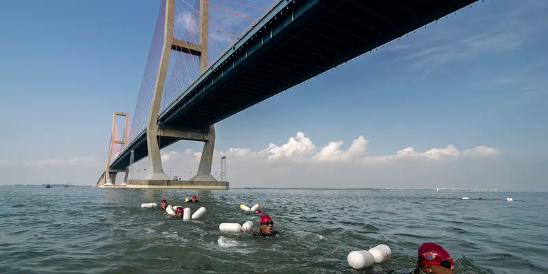 20160428-Keren, Ribuan Marinir Berenang Melintasi Selat Madura-Surabaya