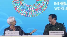 Ketua Panitia IMF-Bank Dunia Luhut Binsar Pandjaitan (kanan) tersenyum menatap Direktur Pelaksana IMF Christine Lagarde saat acara penutupan di Nusa Dua, Bali, Minggu (14/10). Pertemuan IMF-Bank Dunia resmi ditutup. (Liputan6.com/Angga Yuniar)