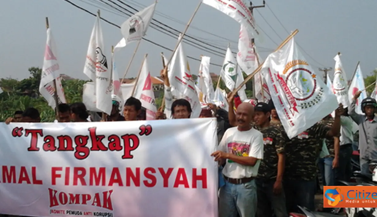 Citizen6, Cilegon: Aktivis Kompak (Komite Pemuda Anti  korupsi) Kota Cilegon melakukan aksi demo di depan Kejari Cilegon berkaitan dengan kasus korupsi Mantan Walikota Cilegon, Jumat (12/5). (Pengirim: Dany Perdana)