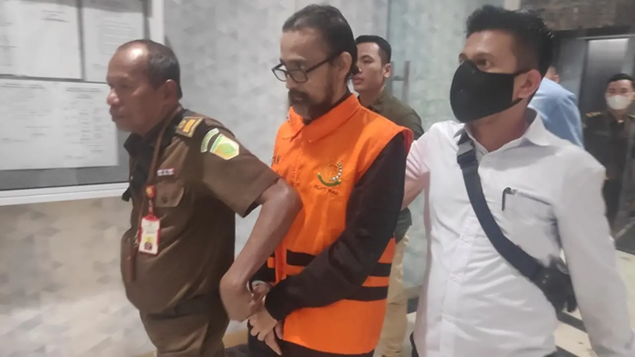 Tersangka korupsi kredit usaha rakyat di Bank Syariah Mandiri Kabupaten Pelalawan saat ditahan Kejati Riau.