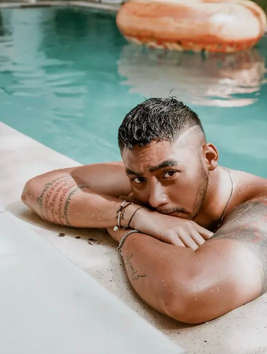 Krisjiana Baharudina kini memiliki julukan baru yakni hot daddy karena cukup sering membagikan potret saat momong sang buah hati. (FOTO: instagram.com/krisjianabah/)