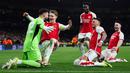 Pemain Arsenal David Raya, Martin Odegaard, Bukayo Saka, Ben White dan Declan Rice (kiri ke kanan melakukan selebrasi setelah memenangkan adu penalti pada pertandingan sepak bola leg kedua babak 16 besar Liga Champions melawan Porto FC di Emirates Stadium, London utara, 12 Maret 2024. (Adrian DENNIS/AFP)