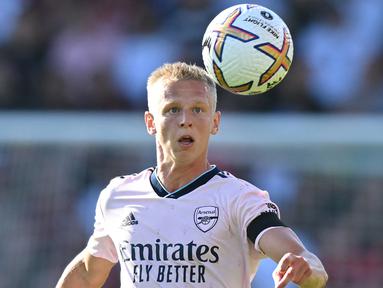 Di era sepak bola modern, peran pemain belakang seprti bek kiri kini tak lagi berkutat di sektor pertahanan saja. Mereka dituntut memiliki naluri menyerang untuk mengirimkan umpan-umpan silang yang melayani para striker untuk mencetak gol. Di Liga Inggris musim 2022/2023 ini tercatat 5 bek kiri dengan kemampuan membantu seranagn yang mumpuni serta memiliki nilai pasar tertinggi. Siapa saja mereka? Berikut uraiannya. (AFP/Glyn Kirk)