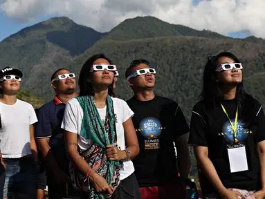 Wisatawan menyaksikan proses gerhana matahari total di Bukit Matantimali, Sigi, Sulawesi Tengah, Rabu (9/3). Fenomena alam yang terjadi setiap 350 tahun menjadi daya tarik bagi wisatawan lokal hingga mancanegara. (Liputan6.com/Immanuel Antonius)