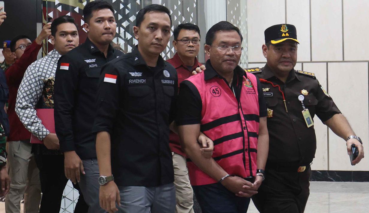 Mantan Wakil Kepala Badan Gizi Nasional (BGN), Sony Sonjaya (mengenakan rompi tahanan - kedua kanan), digiring menuju mobil tahanan usai menjalani pemeriksaan di Gedung Kejaksaan Agung RI, Jakarta, Rabu (3/6/2026). (Kapanlagi.com/Budy Santoso)