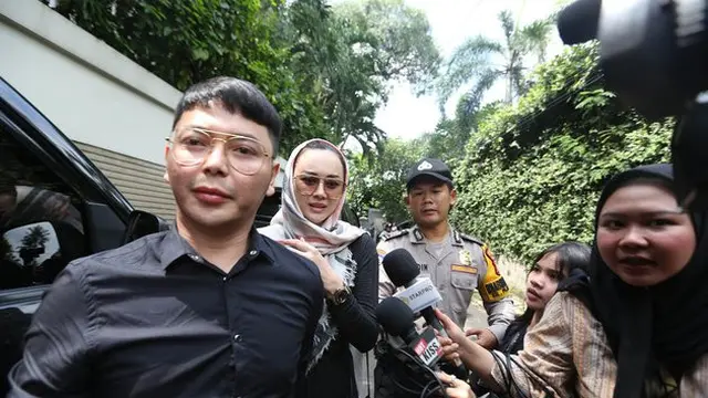 7 Potret Rumah Duka Ashraf Sinclair, Teman Artis Berdatangan dan Banyak Karangan Bunga