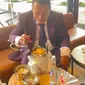 Hotman Paris Makan Bekal Soto Ayam di Starbucks, Kaget Langsung Didatangi CEO Dikira Akan Diusir. (instagram.com/hotmanparisofficial)