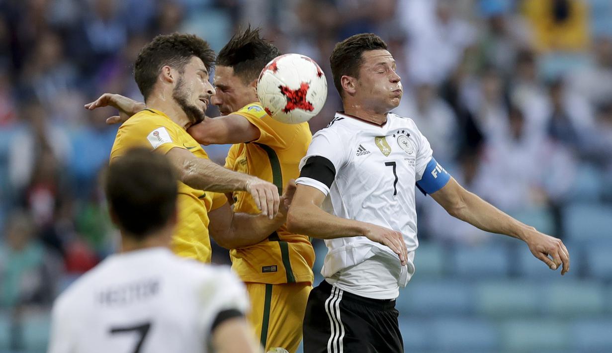 Pemain Jerman, Julian Draxler berduel dengan para pemain Australia pada laga grup B Piala Konfederasi 2017 di Fisht Stadium, Sochi, Rusia, (19/6/2017). Jerman menang 3-2. (AP/Thanassis Stavrakis)