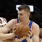 Pebasket New York Knicks, Kristaps Porzingis, menghindari penjagaan pebasket Cleveland Cavaliers, Kevin Love, pada laga NBA di Quicken Loans Arena, Cleveland, Minggu (29/10/2017).  Cleveland Cavaliers kalah 114-95 dari New York Knicks. (AP/Tony Dejak)