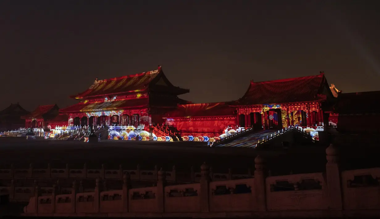 Sebuah pertunjukan cahaya di dalam Kota Terlarang terlihat selama perayaan Festival Lentera di Beijing, Selasa (19/2). Acara ini menandai pertama kalinya Kota Terlarang dibuka pada malam hari dalam rentang waktu 94 tahun lamanya. (NICOLAS ASFOURI / AFP)