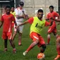 Pelatih Persija, Paulo Camargo (ketiga kiri) memimpin langsung latihan di NYTC Sawangan, Depok (24/2/2016). Latihan ini persiapan Persija mengarungi turnamen Piala Bhayangkara dan Indonesia Super Competition (ISC) 2016. (Liputan6.com/Helmi Fithriansyah)