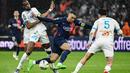 Pemain Paris Saint-Germain, Kylian Mbappe, berebut bola dengan pemain Marseille, Geoffrey Kondogbia, dalam duel pekan ke-27 Ligue 1 2023/2024 di Stade Velodrome, Senin (1/4/2024). PSG menang dengan skor 2-0. (AFP/Christophe Simon)