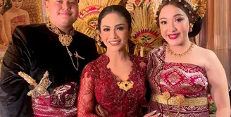 Potret Krisdayanti Pakai Kebaya Bali Warna Merah (@krisdayantilemos)