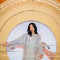 Kehadiran Angga Yunanda dan Shenina Cinnamon di acara yang dihadiri nama-nama besar seperti Lisa BLACKPINK, Mingyu Seventeen, hingga Lee Jong Suk mencuri atensi.