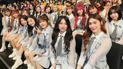 Para gadis MNL48 tampil memesona dalam balutan outfit berwarna abu-abu dan sepatu putih. Semua kompak menebar senyum ke arah kamera yang mengabadikan momen mereka. Datang ber-16, mereka tampak begitu mencolok dengan visual masing-masing saat ikut duduk di bangku penonton. (Liputan6.com/IG/@mnl48official)