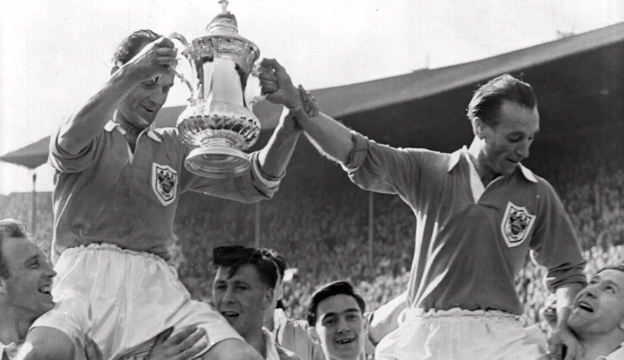 Satu-satunya trofi bergengsi yang pernah diraih Stanley Matthews (kanan) adalah menjuarai Piala FA 1953 bersama Blackpool usai menang dramatis atas Bolton Wanderers. (Foto: AP)