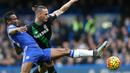 Gelandang Chelsea, John Obi Mikel, berebut bola dengan striker Stoke, Marko Arnautovic, pada laga Liga Premier Inggris di Stadion Stamford Bridge, Sabtu (5/3/2016). Kedua tim bermain imbang 1-1. (AFP/Justin Tallis)