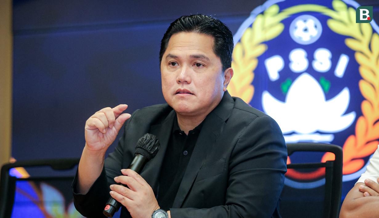 Ketua Umum PSSI, Erick Thohir memberikan keterangan saat konferensi pers mengenai perkembangan Timnas Indonesia Putri yang berlangsung di Stadion Utama Gelora Bung Karno (SUGBK), Senayan, Jakarta, Sabtu (21/09/2024). (Bola.com/Bagaskara Lazuardi)