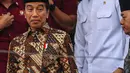 Presiden Jokowi terlihat mengenakan pakaian batik berwarna cokelat dan hitam. (Liputan6.com/Angga Yuniar)