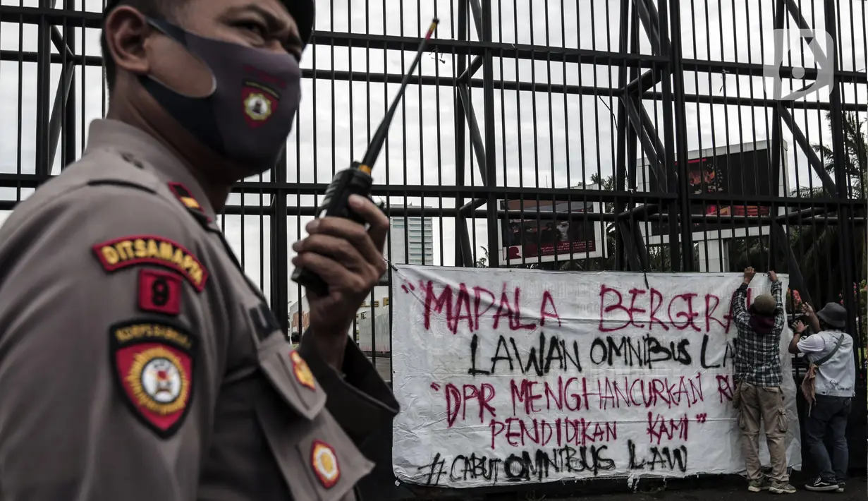 Mahasiswa Pecinta Alam saat melakukan aksi bersepeda dan menggelar tenda di depan Gedung MPR/DPR/DPD, Jakarta, Rabu (15/7/2020). Dalam aksinya mereka menuntut penghapusan RUU Cipta Kerja atau Omnibus Law. (Liputan6.com/Johan Tallo)