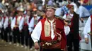 Seorang pria dalam balutan kostum tradisional berpawai saat turnamen lancing Sinjska Alka di Sinj, Kroasia, pada 9 Agustus 2020. Kompetisi berkuda yang diadakan setiap hari Minggu pertama bulan Agustus itu memperingati kemenangan atas pasukan Ottoman pada 14 Agustus 1715. (Xinhua/Pixsell/Ivo Cagalj)