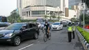 Polisi saat penertiban pesepeda yang keluar jalur di kawasan Sudirman-Thamrin, Jakarta Pusat, Rabu (2/6/2021). Wakil Gubernur DKI Jakarta Ahmad Riza Patria mengatakan, sepeda road bike diperbolehkan untuk melintas di Jalan Sudirman-Thamrin pada hari kerja Senin-Jumat. (Liputan6.com/Faizal Fanani)