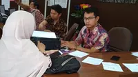 KS, warga pendatang asal Tangerang melaporkan SA (30) yang mencabuli anaknya GQ berusia 5 tahun di Palembang (Liputan6.com / Nefri Inge)
