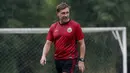 Pelatih Persija Jakarta, Thomas Doll, saat sesi latihan di Nirwana Park Sawangan, Jawa Barat, Kamis (7/7/2022). Latihan merupakan persiapan jelang bergulirnya Liga 1 musim 2022/2023. (Bola.com/M Iqbal Ichsan)