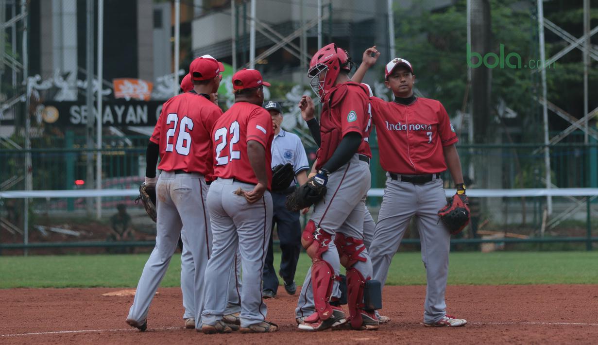 Para pemain Indonesia melakukan diskusi saat  melawan Singapura pada laga Asian Softball Championship di Senayan, Jakarta,Selasa (25/4/2018). Indonesia menang atas Singapura 8-2. (Bola.com/Nick Hanoatubun)