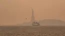 Para pemimpin kota mengatakan bahwa kualitas udara tidak pernah seburuk ini sejak tahun 1960-an, demikian laporan CBS News New York. (Photo by David Dee Delgado / GETTY IMAGES NORTH AMERICA / Getty Images via AFP)