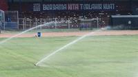 Proses renovasi dan pembenahan Stadion Brawijaya Kota Kediri terus dikebut agar Persik bisa menggelar laga kandang pada Liga 1 2022/2023 nanti. (Bola.com/Gatot Susetyo)