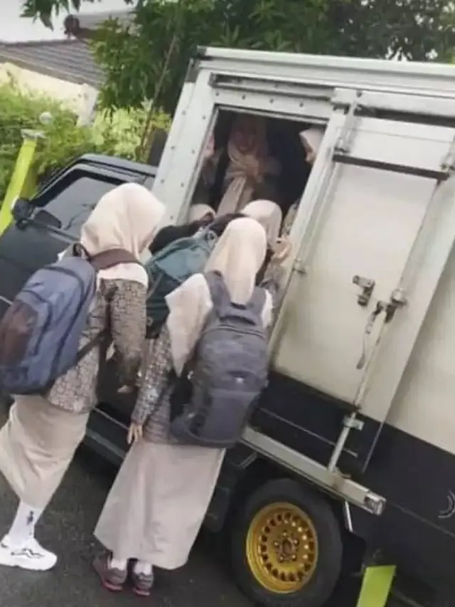 Kendaraannya Nyeleneh, Ini 7 Potret Kocak Siswa saat Berangkat Sekolah