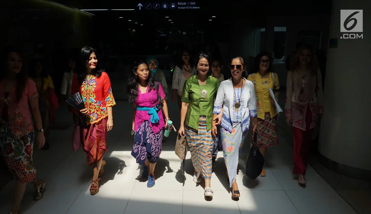 Wanita yang tergabung dalam Gerakan Nasional #SelasaBerkebaya melakukan kampanye berkebaya di Stasiun MRT Dukuh Atas, Jakarta, Selasa (25/6/2019). Kegiatan kampanye tersebut untuk mengembalikan jati diri bangsa Indonesia dengan berkebaya di setiap hari Selasa. (Liputan6.com/Immanuel Antonius)