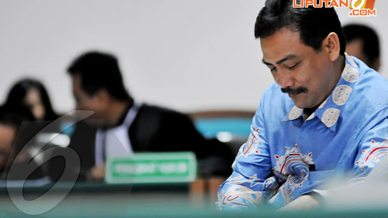 [FOTO] Eksepsi Ditolak Hakim, Andi Mallarangeng Cengar-cengir