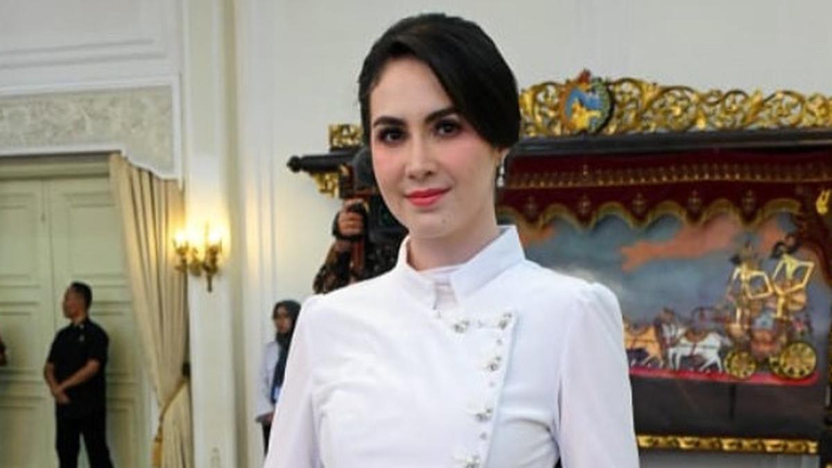 6 Potret Arumi Bachsin Kenakan Kebaya Janggan Putih, Aura Ibu Pejabat Elegan Terpancar