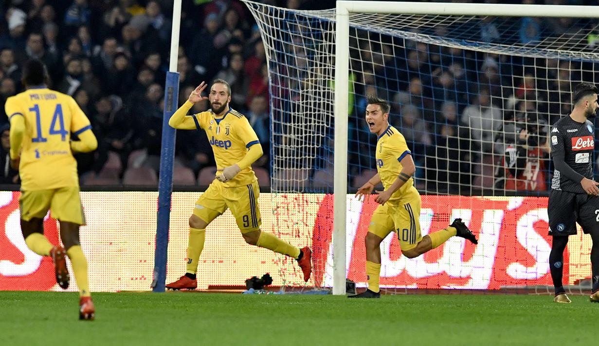 Pemain Juventus, Gonzalo Higuain (2kiir) merayakan gol ke gawang Napoli pada lanjutan Serie A Italia di San Paolo stadium, Naples, (1/12/2017). Juventus menang 1-0 atas Napoli. (AFP/Tiziana Fabi)
