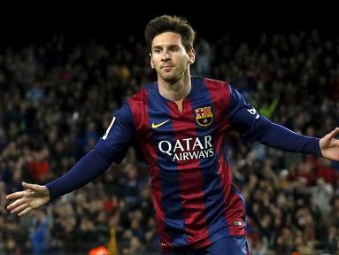 Selebrasi Lionel Messi ketika membuka keunggulan Barcelona saat berhadapan dengan Almeria, di Stadion Camp Nou, Kamis (9/4/2015) dini hari WIB. (REUTERS/Albert Gea)