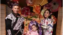 Tak hanya Gempi, Gading Marten dan Gisel juga berpose memakai kimono. Mereka berpose bersama layaknya keluarga harmonis. (Foto: Instagram/@gadiiing)