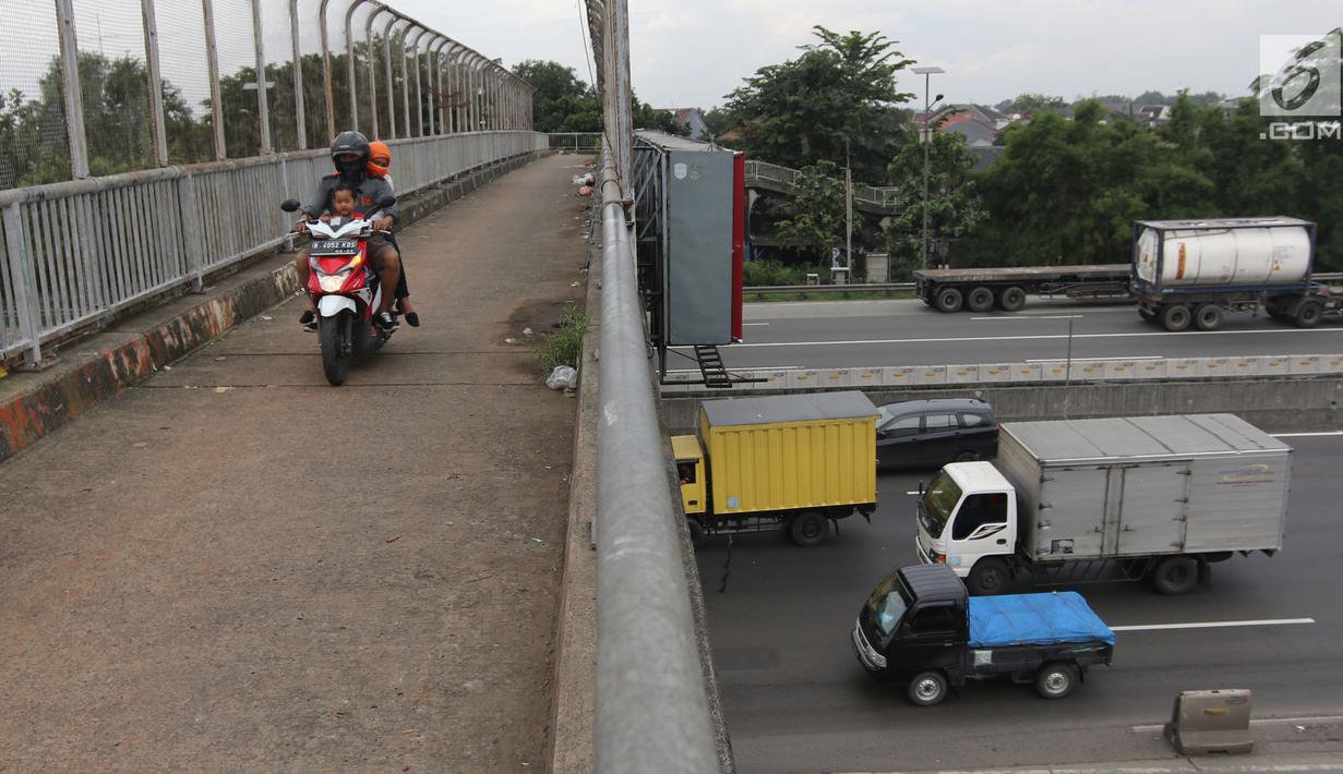 Kendaraan melintas di bawah Jembatan Penyeberangan Orang (JPO) yang dilintasi pemotor di kawasan Cikunir, Bekasi Barat, Senin (12/3). Jembatan ini menghubungkan kawasan Cikunir dengan Kampung Dua Kalimalang. (Liputan6.com/Arya Manggala)