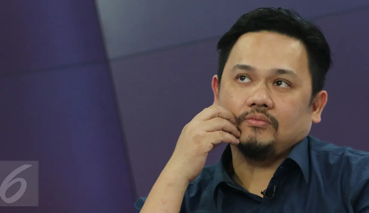 Farhat Abbas saat diwawancarai pada program talkshow "Dear Haters" di SCTV Towers, Jakarta, beberapa waktu lalu. Farhat Abbas menceritakan kehidupannya di balik berita kontroversi pengacara tersebut. (Liputan6.com/Herman Zakharia)