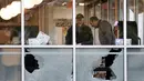 Kerusakan jendela akibat penembakan di area restoran Waffle House dekat Nashville, Tennessee, Minggu (23/4). Pihak otoritas mengatakan pelaku tiba dengan sebuah kendaraan, meski dia berjalan menjauhi restoran dengan setengah bugil (AP Photo/Mark Humphrey)